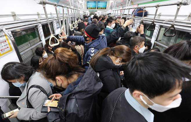 서울 지하철 내부가 퇴근하는 시민들로 붐비고 있다. ⓒ 시사저널 박정훈
