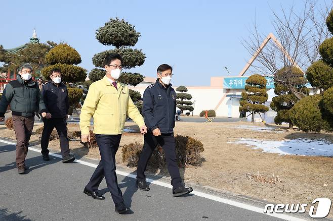 허태정 대전시장이 5일 오후 대전교도소를 방문하고 있다.(제공=대전시)© 뉴스1