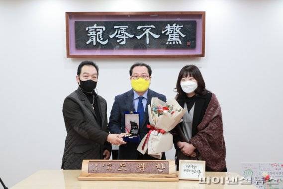 남양주 오남진접발전위원회 5일 조광한 남양주시장에게 감사패 전달. 사진제공=남양주시