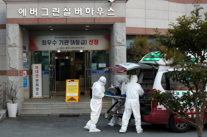 지난달 22일 광주 북구 한 요양시설에서 코로나19 확진자가 병원으로 이송되고 있다. 이곳에선 16명이 감염되고 1명이 사망했다. 연합뉴스