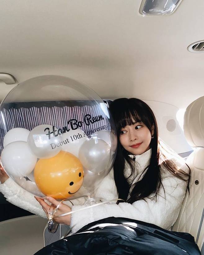 Actor Han Bo-reum has welcomed the debut tenth anniversary.On January 5, Han Bo-reum posted a picture on his instagram with an article entitled I love you warm heart, thank you so much for celebrating tenth anniversary.Han Bo-reum in the public photo is making a sad look with a balloon with a debut tenth anniversary congratulatory phrase.Han Bo-reum expressed his gratitude with the phrase of sincere heart as if he were impressed by his acquaintances celebration.