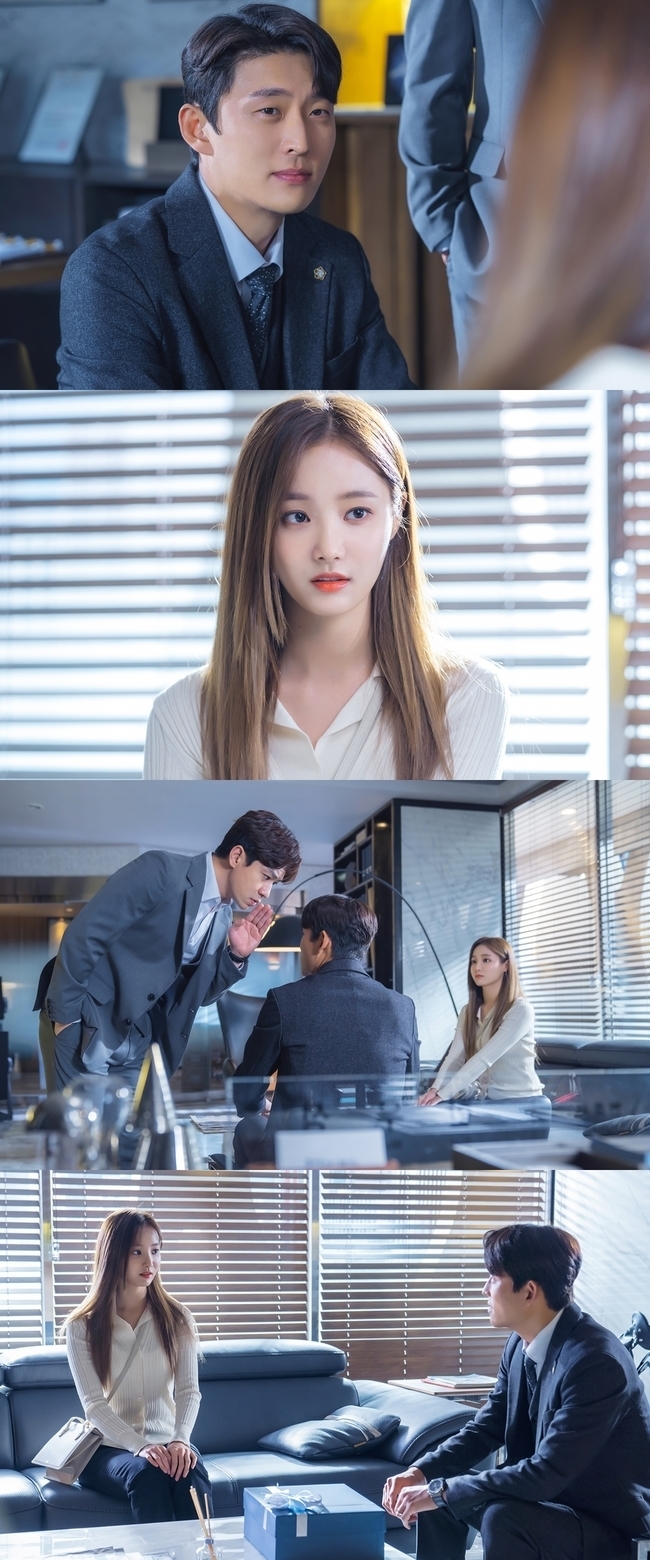 Go Joon and Yeon Woo met privately.KBS 2TV Tree Drama Wind Fly Dead (played by Lee Sung-min / directed by Kim Hyung-seok) released a steel of Han Guizhou (Go Joon) and Go Future (Yeon Woo) facing at the lawyers office on January 5.Earlier, Guizhou first met Future in a lecture on the Seo Yeon-dae that happened to be there.Future returned the fountain pen that Guizhou dropped, and in the midst of a constant chance meeting, he saved the drowning Guizhou and began to wonder about it.Guizhou is struggling to catch up with his wife, Kang Yeo-ju (Jo Yeo-jung), who is attracted to the beautiful Future while trying to find the traces of the past wind.Especially in the last eight episodes, Guizhou also erased all traces of contact with Future when he learned that Yeoju was suspicious of his Wind.In the meantime, Future was spotted suddenly visiting Guizhous attorneys office.Guizhou, who is troubled by the unexpected appearance of Future, and the more nervous Future in front of such Guizhou catch the eye.So, Son Jin-ho (Mr. Jung Sang-hoon) whispers to Guizhou and a large gift box between Guizhou and Future, which face each other, is also caught, amplifying curiosity about what happened.Earlier, Future found his lawyers office to return the fountain pen that Guizhou lost, but he did not meet Guizhou and turned around leaving only a fountain pen box.I wonder why such Future once again came to Guizhou.