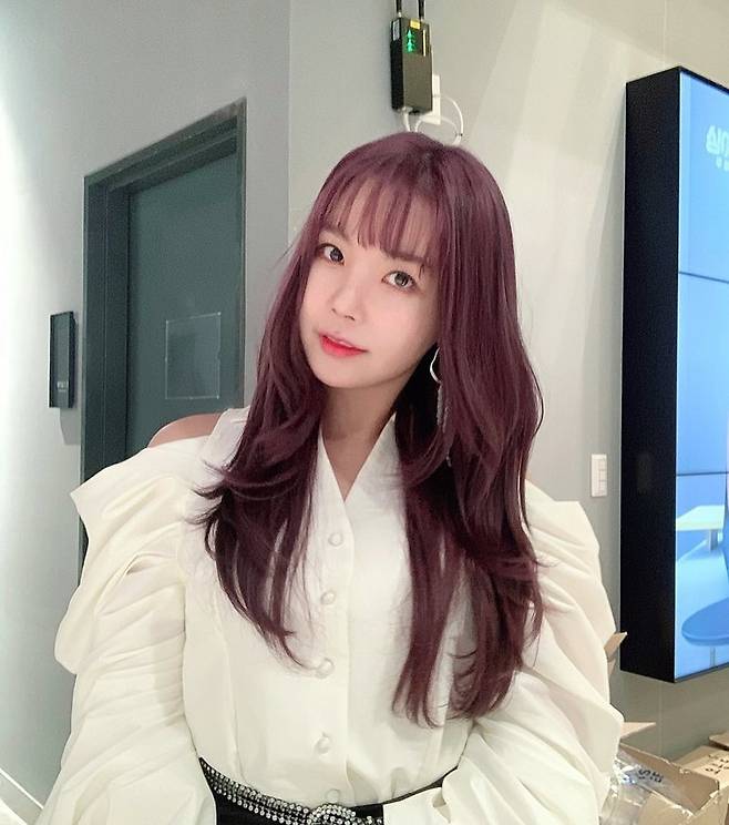 Singer Raina has revealed her current status.On January 5, Raina posted a picture on his Instagram with an article entitled Today #Mitsubac Can I break up moistly.In the open photo, Raina of Number 1 (Lavender Mist) Hair style shows off her innocent beauty; Rainas elegant atmosphere catches the eye.The netizens who watched the photo responded It is so beautiful and I will expect it.Meanwhile, Raina is appearing on MBN entertainment program Mitsubac.