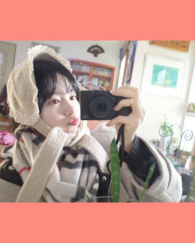 Actor Shin Ye-eun has reported on his recent situation.Shin Ye-eun posted several photos on his Instagram on January 5, leaving behind snow and snowman emoticons; no comment was given.In the open photo, Shin Ye-eun is wearing a cute earring and taking a self-portrait looking at the mirror. He has a flawless white skin and a sharp nose and boasts a doll-like visual.He also showed off his humiliating beauty in close-up shooting and caught his eye with a lovely atmosphere.On the other hand, Shin Ye-eun won the Womens Newcomer Award for the drama Come on in 2020 KBS Acting Grand Prize.