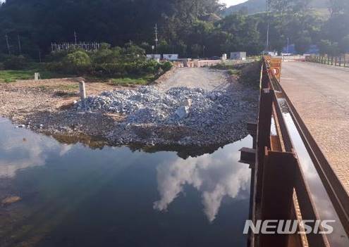 [전주=뉴시스]윤난슬 기자 = 지난해 8월 18일 새만금~전주 고속도로 건설을 위해 설치된 임시 다리(교량) 아래에서 발생한 사고 현장.(사진=유족 제공)