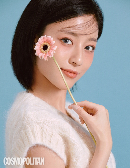 Actor Kang Min-ah showed off her ever-changing charm.TVN Goddess Kangrim Kang Min-ah was recently selected as an advertising model for Claren Otuotu and conducted a cosmetic photo shoot with the January issue of fashion magazine Cosmopolitan.Kang Min-ah has a variety of charms ranging from intense girl crushes to lively juice.Kang Min-ah has a full appeal to the reverse in the picture of black, white and brown color.Kang Min-ah, who doubled her chic charm with a black suit, also gave off charisma in her eyes.In the other cut, she wore a white blouse and a clear, innocent visual with a subtle smile and eyes, and she also showed off her mature charm with brown knit and rosy lipstick.In the background of pastel tone, I caught my eye with a fresh color of green and blue.Kang Min-ah used flowers, a prop, to give a juiceless look to a bright pink makeup with a fresh look, and showed a lovely charm with a youthful look and atmosphere.Kang Min-ahs sophisticated and lively image has been chosen as an advertising model in line with the launch of Claren Otuotu, which creates a total eye look in line with Clarens brand value of pursuing healthy beauty, said Claren.Kang Min-ah has been active in Acting activities with the public in various works such as web drama, film, and drama.He appeared on the web of solid fandom such as 2 closer than Uijeongbu than the shrine and Aitin 2 and got the modifier Webb Goddess.Kang Min-ah played the role of Choi Soo-ah, a new Springo Insa with extreme affinity and low-world tension in the popular TVN drama Goddess Gangrim.With stable acting power and plump charm, we are playing a role of licorice of Drama by making full use of the cute and cute teens.Photo: Cosmopolitan