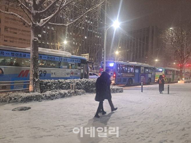▲6일 밤 9시 경 서울 중구 통일로에 있는 이데일리 사옥 앞 도로에도 차량이 꽉 막힌 상태다.