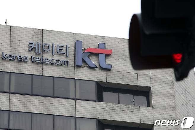 KT가 지난해 연말 휴대폰 판매 '대목' 때 유통망에 가입자를 끌어모은 뒤 연초에 개통하는 방식으로 방송통신위원회의 감시망을 피한 정황이 다수 사례를 통해 확인됐다. 2020.6.18/뉴스1 © News1 이승배 기자