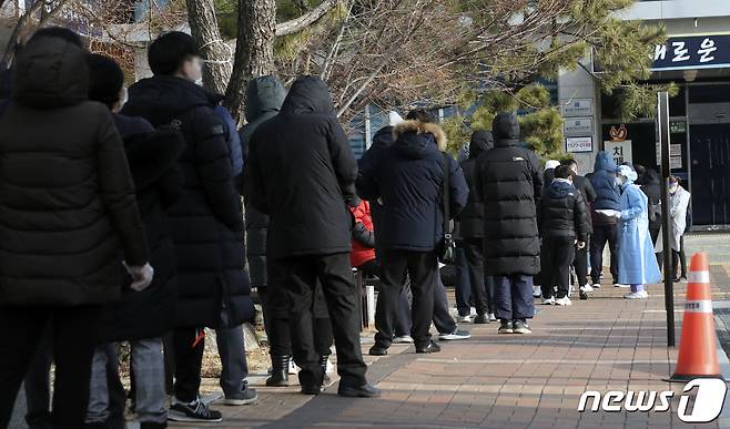 울산시 동구 소재 한 병원에서 신종 코로나바이러스 감염증(코로나19) 확진자가 발생한 가운데 5일 동구보건소에 마련된 선별진료소에서 해당 병원을 다녀간 시민들이 코로나19 검사를 받기 위해 줄지어 서 있다. 2021.1.5/뉴스1 © News1 윤일지 기자