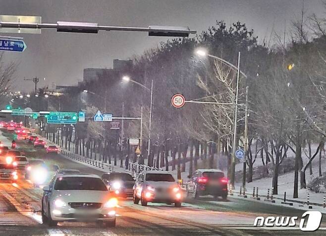6일 오후 7시40분께 인천시 남동구 구월동 예술회관 인근 도로에 많은 눈이 쌓이면서 퇴근길 차량들이 거북이 운행을 하고 있다.2020.1.6/뉴스1 © News1 박아론 기자