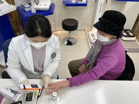 경남 김해시 내외동 행정복지센터에서 한 어르신이 기초건강검사를 받고 있다.(사진=김해시)