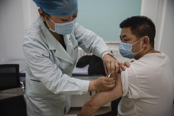 2일 중국 베이징에서 한 남성이 시노팜 백신을 접종받고 있다./연합뉴스