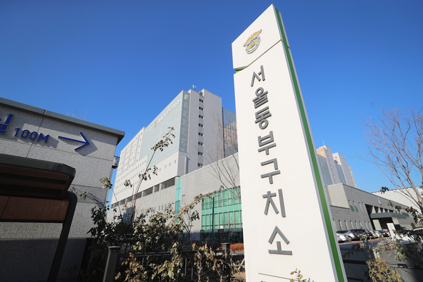 6일 오전 서울 송파구 동부구치소. 법무부는 이날 동부구치소 수용자 66명이 추가로 확진 판정을 받았다고 밝혔다. /연합뉴스