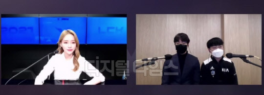 6일 온라인으로 진행된 '2021 LCK 스프링 미디어데이'에서 김정균(오른쪽에서 두번째)) 담원 기아 감독과 '쇼메이커' 허수 선수가 기자들의 질문에 답하고 있다. 영상 캡처.