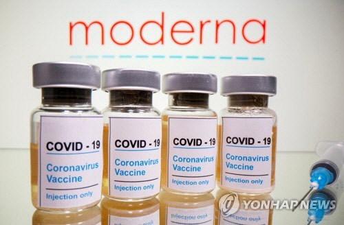 미국 제약사 모더나 로고와 코로나19 백신이라고 써 있는 병 이미지. [로이터=연합뉴스]
