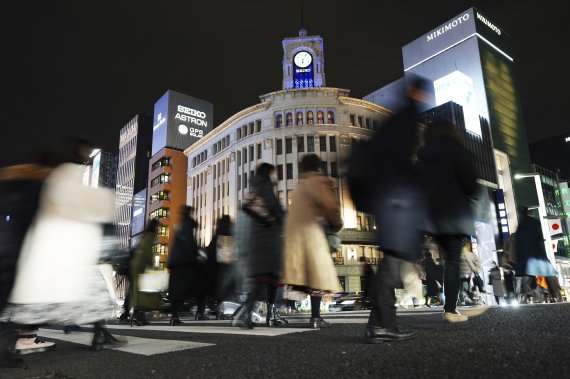 일본 전역의 코로나 확진자가 사상 처음으로 6000명을 넘어선 6일 밤 도쿄 긴자 거리 모습. AP뉴시스