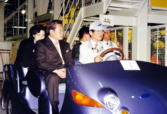 1997년 5월 삼성자동차 부산공장을 방문한 이건희 회장 내외가 차량공장 설비 가동식 후 전기차를 이용해 차체공장 내부를 둘러보고 있다. 한국일보 자료사진