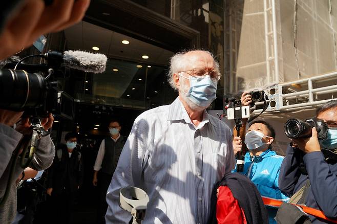 미국인 변호사도 홍콩 민주진영 단체인 민주동력의 법률자문을 맡아온 미국인 변호사 존 클랜시가 6일 홍콩 당국에 체포돼 건물 밖으로 걸어나오고 있다. 홍콩 | 로이터연합뉴스