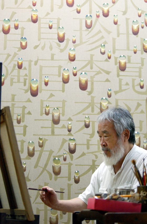 Artist Kim Tschang-yeul at his Seoul studio in 2002. [PARK JONG-KEUN]