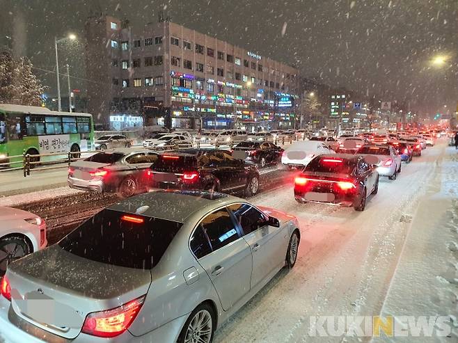 ▲6일 오후 서울 강남고속터미널 앞 도로가 폭설로 정체되고 있다. 