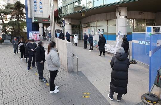 한파에도 선별진료소 찾은 시민들. 연합뉴스