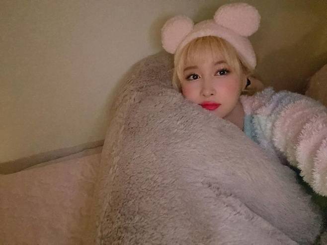 Cosmic Girls Dayoon has shared the latest in her cute looks.Dayoung posted several photos on his personal instagram on January 6, along with an article entitled My New Clean Band Cute?In the photo, Dayoung wears a cute mouse washband on his head and leaves a selfie. He has a lovely smile on his face, which is almost half his face, and completes a doll-like visual.The wink to the fans is lovely.The netizens who watched the photos said, The band is cute, but the band is twice as cute as Dayoung, Dayoung is raising three rats?Lovely Rats Pretty Rats Cute Rats and I love you so much, Tayomi .Meanwhile, the Cosmic Girls unit group Cosmic Girls, which Dayoung belongs to, was loved by many people for its unique charm, as it was  (Hmph!) in October last year
