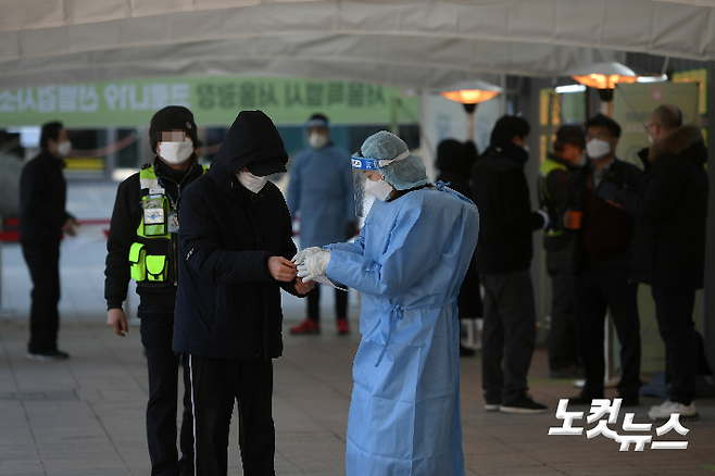 임시선별소에서 시민들이 코로나19 검사를 받기 위해 줄을 서고 있다. 이한형 기자