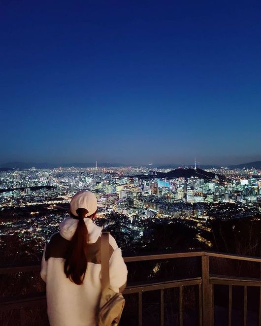 Actor Lee Si-young admires Seaouls The Night Watch during nighttime hikeLee Si-young posted several photos on his Instagram on the 5th with an article entitled # Inwangsan is so beautiful Seoul was breathing.In the photo, Lee Si-young, who climbed Mount Inwang with headlights on his head even in the cold weather, and the Seouls The Night Watch from the mountain are included.Lee Si-youngs bright smile and beautiful The Night Watch attract attention.Meanwhile, Lee Si-young recently appeared on the original series Sweet Home, which was released on Netflix, and met with viewers.Lee Si-young Instagram