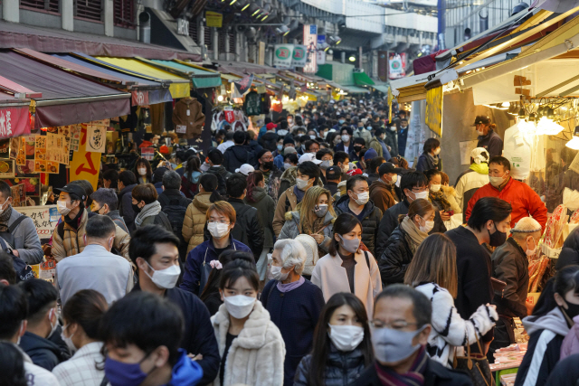 28일 연말을 앞두고 시민들이 일본 도쿄 우에노의 한 쇼핑 거리를 지나고 있다. /EPA연합뉴스