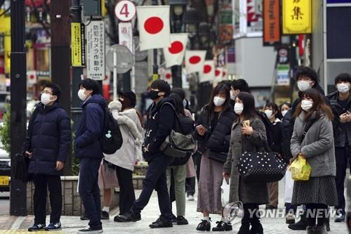5일 도쿄에서 마스크를 쓴 행인들이 횡단보도를 건너기 위해 기다리고 있다./AP연합뉴스
