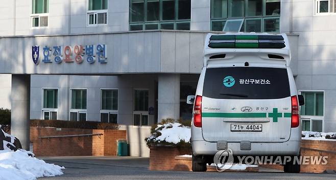 코로나19 집단감염 발생한 요양병원 [연합뉴스 자료사진]