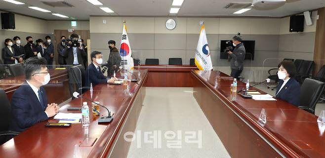 전현희(오른쪽) 국민권익위원장이 7일 서울 종로구 정부합동민원센터를 예방한 김현수(왼쪽 앞) 농림축산식품부 장관, 문성혁 해양수산부 장관과 간담회를 갖고 있다. 두 장관은 지난해 자연재해로 인한 작물 피해 및 코로나19 장기화에 따른 판로 상실 등 어려움을 겪는 농축산업계를 위해 청탁금지법(김영란법)상 선물 상한액을 이번 설 명절에 한해 기존 10만원에서 20만원으로 한시적으로 상향해줄 것을 요청했다.