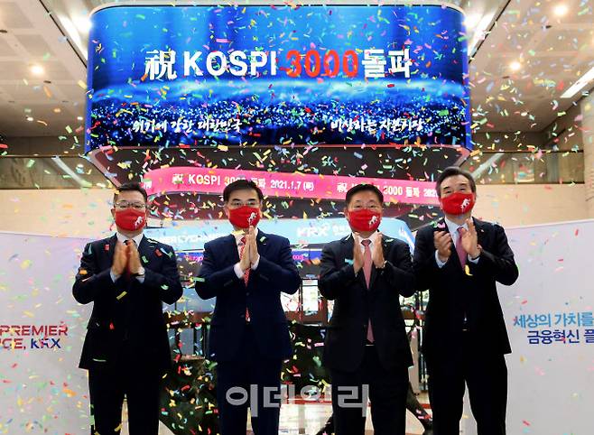 한국거래소는 7일 오후 3시30분 장종료와 함께 코스피지수 3000 돌파기념으로 색종이를 날리는 퍼포먼스를 진행했다. 사진은 정일문(왼쪽부터) 한국투자증권 대표이사, 손병두 한국거래소 이사장, 나재철 금융투자협회장, 박현철 부국증권 대표이사이다. (사진=한국거래소 제공)