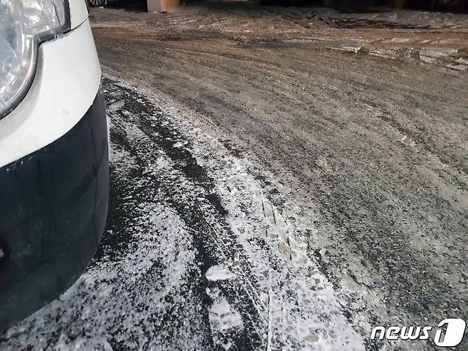 7일 강원 춘천의 한 이면도로가 밤사이 내린 눈이 얼어붙어 빙판길로 변해있다.© 뉴스1