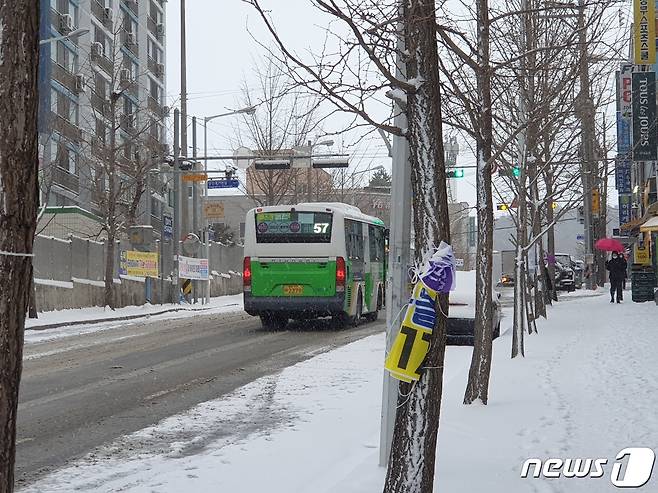 광주에 대설경보와 함께 강추위가 찾아온 7일 오전 8시쯤 광주 북구의 한 도로에서 버스가 조심스럽게 경사로를 오르고 있다. 2020.1.7 /뉴스1 © News1 전원 기자