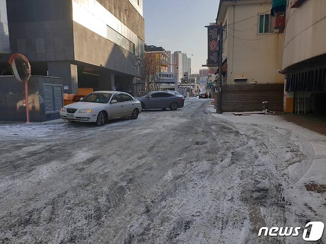 7일 강원 춘천의 한 골목길이 밤사이 내린 눈으로 빙판이 돼 버렸다.© 뉴스1