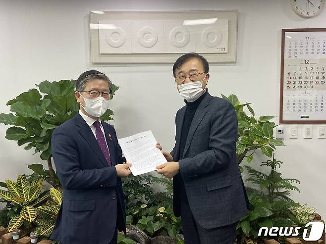 7일 김윤덕 국회의원(오른쪽)이 변창흠 신임 국토부장관의 예방을 받고 전북 현안을 전달하고 있다.(의원실제공)2021.1.7/뉴스1