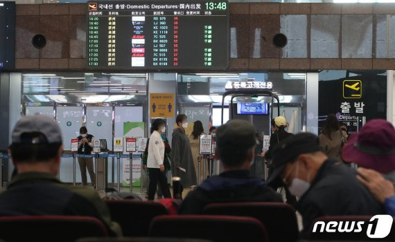 부산 강서구 김해국제공항 국내선이 탑승객들로 북적이고 있다. 2020.11.17/뉴스1 © News1 여주연 기자 /사진=뉴스1