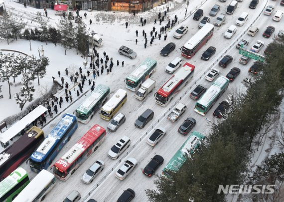 [수원=뉴시스] 김종택기자 = 전국적으로 폭설을 동반한 강력한 한파가 이어진 7일 오전 경기도 수원시 영통구 망포역 인근 도로가 밤사이 내린 눈으로 차량정체를 빚고 있다. 2021.01.07. jtk@newsis.com <저작권자ⓒ 공감언론 뉴시스통신사. 무단전재-재배포 금지.> /사진=뉴시스화상