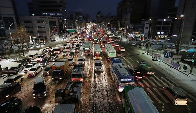 7일 오전 서울 사당역 인근 도로가 밤사이 내린 눈으로 차량정체를 빚고 있다. 연합뉴스