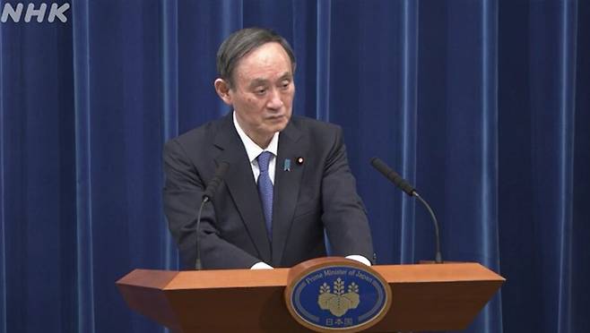 스가 요시히데 일본 총리가 7일 오후 기자회견을 열고 도쿄도와 가나가와·지바·사이타마현 등 수도권 4개 지역에 긴급사태를 발령하기로 한 내용에 대해 설명하고 있다. NHK 갈무리