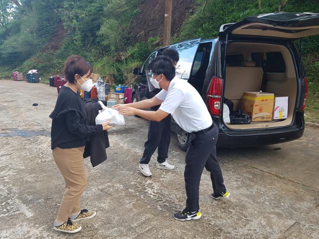 필리핀 대사관 직원들이 지난달 30일 격리시설에 발이 묶인 한인들에게 도시락 등을 나눠주고 있다. 필리핀 주재 한국 대사관 제공
