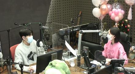폴킴(왼쪽)이 KBS 쿨FM '강한나의 볼륨을 높여요'에서 새해 소망을 밝혔다. 보이는 라디오 캡처