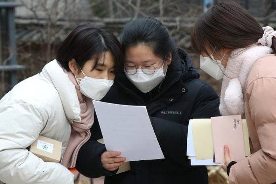 2021학년도 대학수학능력시험 성적표가 배부된 지난달 23일 오전 서울 중구 이화여고에서 수험생들이 성적을 확인하고 있다. 사진공동취재단