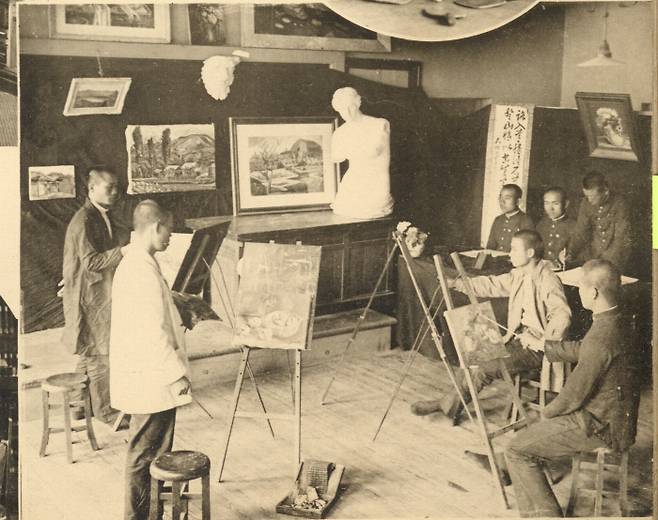 일제강점기 대구사범학교 미술수업 장면. 국채보상운동기념사업회 제공