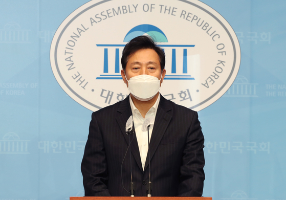 Former Seoul Mayor Oh Se-hoon speaks at a press conference at the National Assembly on Thursday, urging People's Party Chairman Ahn Cheol-soo to join the main opposition People Power Party.  [YONHAP]