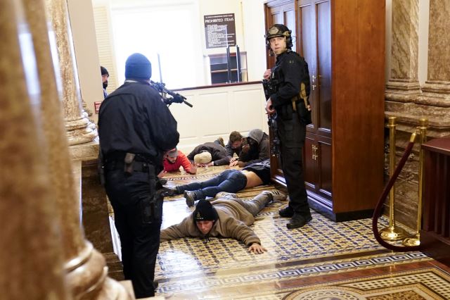 미국 경찰이 6일(현지시간) 의회의사당에 난입한 트럼프 지지자들을 체포하고 있다. AP뉴시스