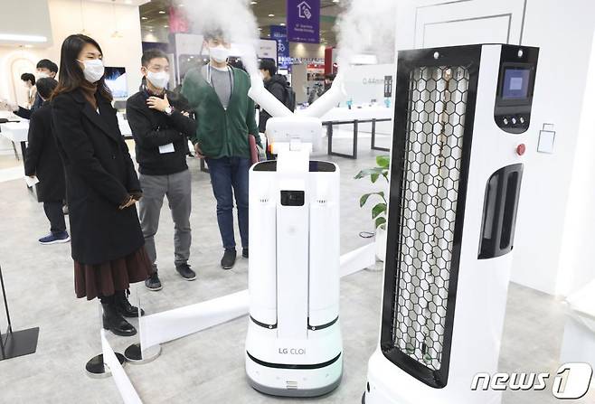 '2020 한국전자전'에서 LG전자 부스를 찾은 시민들이 비대면으로 방역 작업을 하는 'LG 클로이 살균봇'(UV 살균 로봇)을 살펴보고 있다. /뉴스1