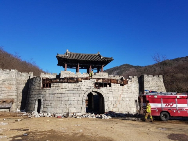 7일 경북 문경 가은오픈세트장에서 불이 나 성곽 일부가 무너져 내렸다./사진 제공 = 문경시