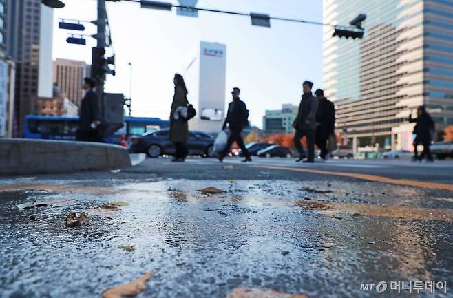 서울의 아침 최저기온이 영하 2도까지 내려간 2일 오전 세종대로 사거리에 얼음이 얼어 있다. 기상청은 오늘 밤부터 풍향이 북서풍에서 서풍으로 차차 바뀌면서 서해상의 구름대가 내륙으로 유입돼 경기남부, 강원영서남부, 충북, 경북북부내륙 등지에 눈이 오는 곳이 있을 것이라고 전망했다. / 사진=이동훈 기자 photoguy@